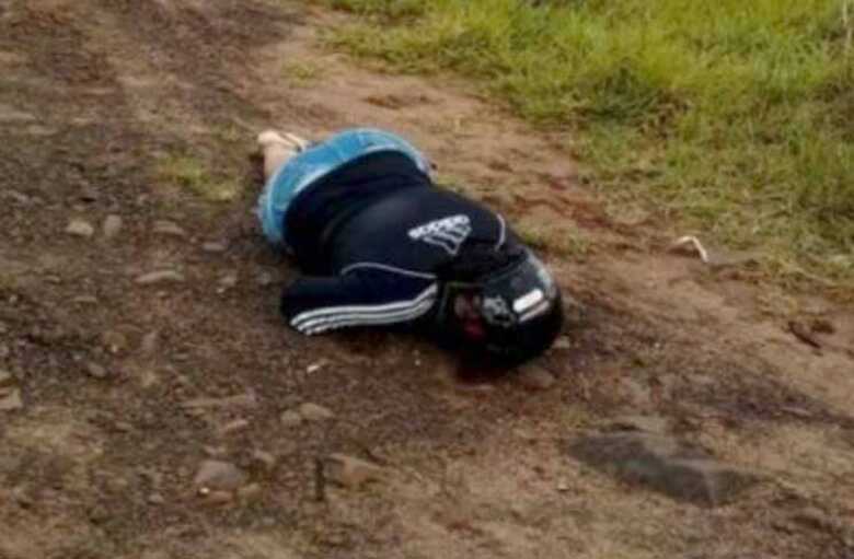 Mulher foi encontrada morta nesta manhã, polícia suspeita de latrocínio - roubo seguido de morte