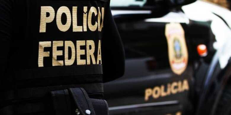 Os policiais estão cumprindo de 16 mandados de prisão temporária e 40 de busca e apreensão endereços nas cidades de Manaus e São Paulo.