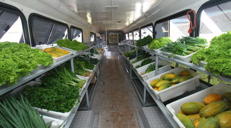 A comercialização dos produtos é feita no Ônibus Saladão, adaptado para ser um mercado itinerante, com gôndolas e umidificador de ar