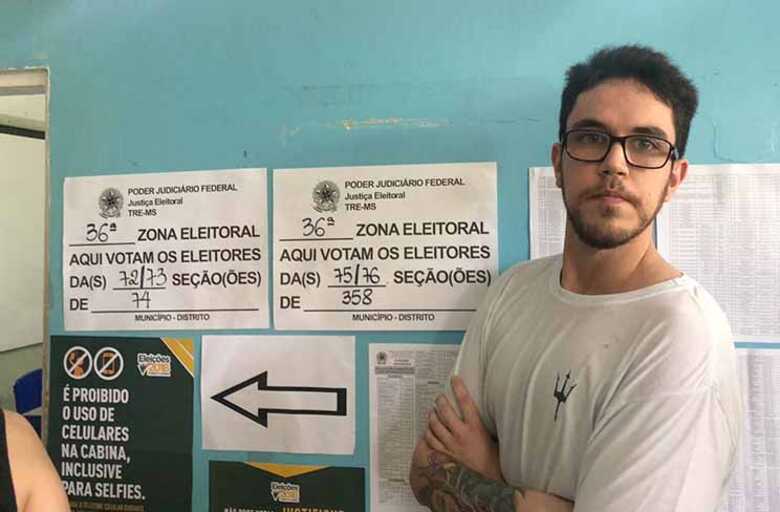 O eleitor Silvio Ferreira aguarda há duas horas na fila e ainda não votou