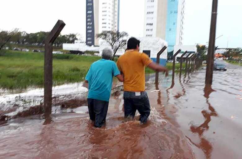 Carlos Kayodo, de 72 ano lembra que passou por momentos de pânico e que o veículo só parou por causa do meio fio