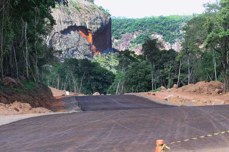 Com 55 Km de extensão, do trevo com a BR-262 ao centro de Aquidauana, a rodovia é o principal acesso aos distritos