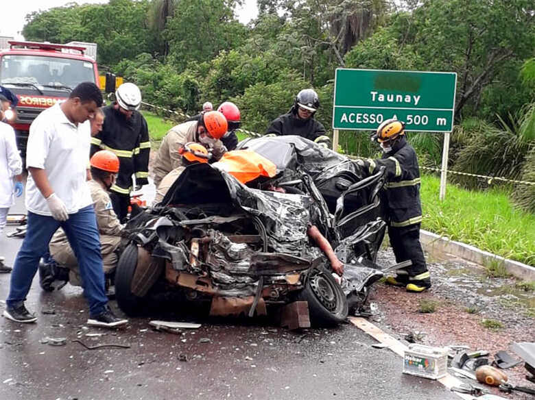 Veículo ficou totalmente destruído