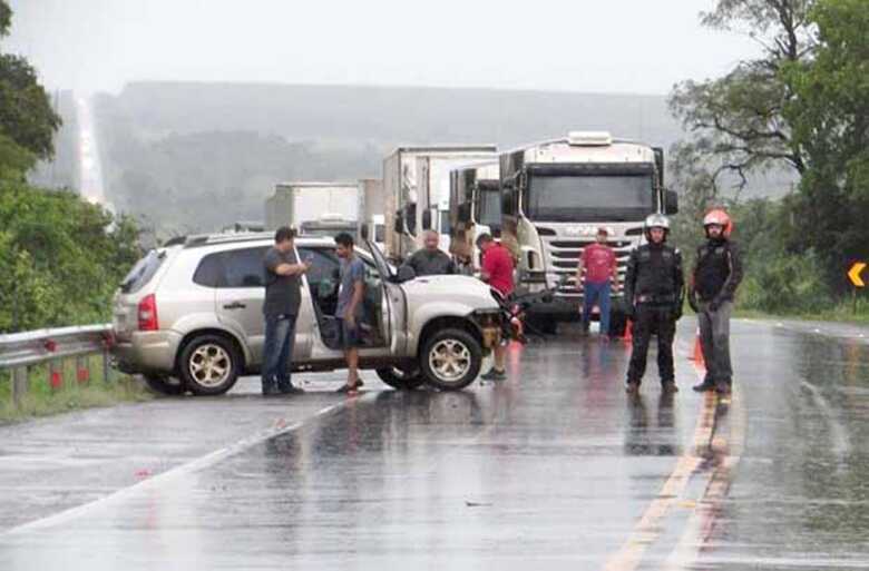 Chovia no momento do acidente, então a baixa visibilidade na rodovia pode ter contribuído para a colisão