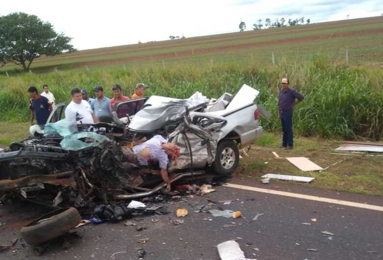 Com o impacto, o vereador de Eldorado, José Anacleto, morreu na hora; sua sobrinha que também estava no veículo sofreu ferimentos leves
