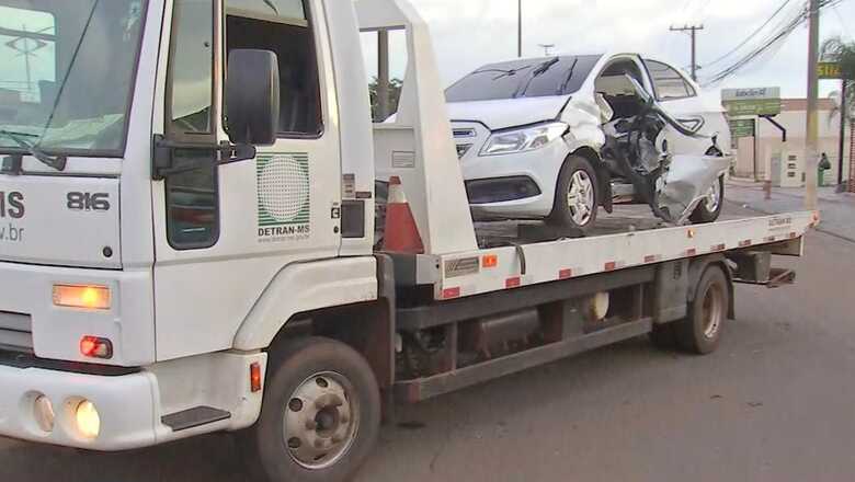 O Corpo de Bombeiros precisou serrar e tirar a porta do motorista para retirar o corpo