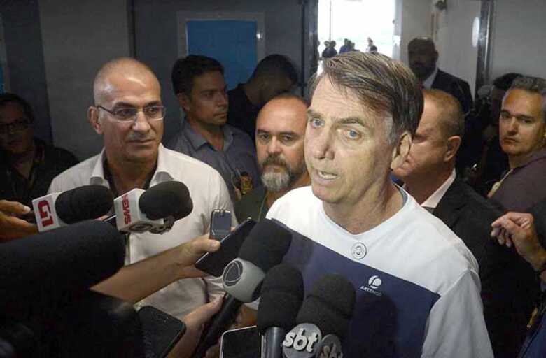 Bolsonaro também afirmou que alguns prefeitos, que reclamam da saída dos cubanos, querem se eximir de