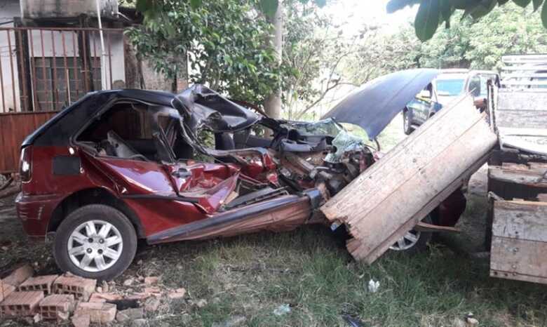 O motorista do carro havia colidido contra uma caminhonete momentos antes