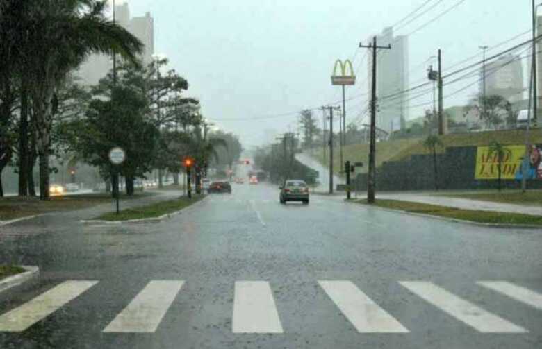 Tempo virou e começou a chover em Campo Grande