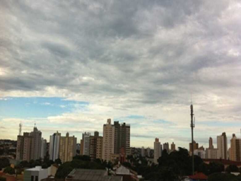 Na capital, o céu parcialmente nublado com possibilidade de chuvas em áreas isoladas