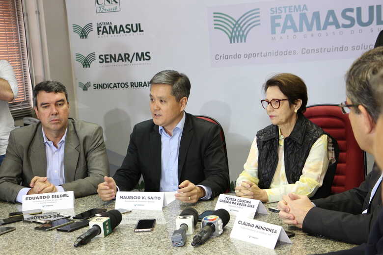 Eduardo Riedel, Maurício Saito e Tereza Cristina em coletiva à imprensa na sede da Famasul
