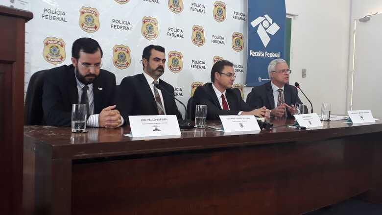 O superintendente regional da CGU, José Paulo Barbieri, o superintendente da PF, Luciano Flores, o delegado Cléo Mazzotti e o analista da Receita Federal, José Maria de Moraes em coletiva nesta manhã