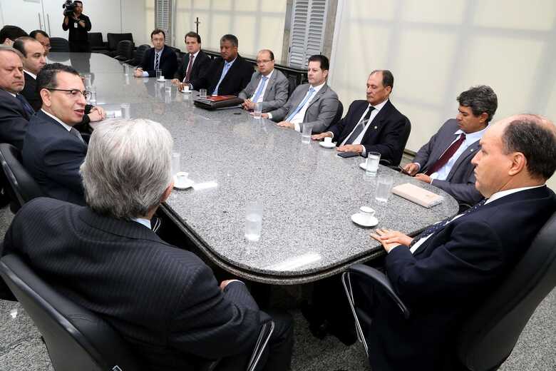 O procurador-geral de Justiça, Paulo Passos e membros do Ministério Público em reunião com parlamentares