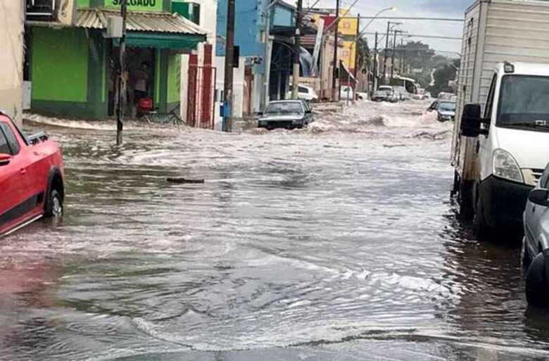 A chuva forte atingiu a capital e várias cidades do interior do estado