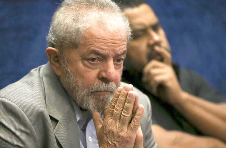 Lula e mais 12 réus são acusados pelos crimes de corrupção e lavagem de dinheiro