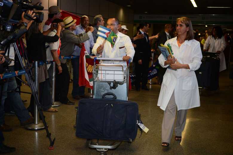 “O programa não está suspenso, [médicos] de outros países podem vir para cá”, garantiu Bolsonaro