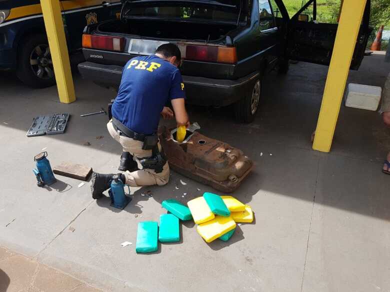 Foi realizada uma vistoria minuciosa no veículo e encontrada a droga escondida no tanque de combustível