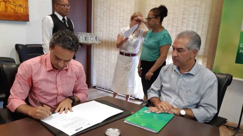 O prefeito Marquinhos Trad e o governador Reinaldo Azambuja durante a assinatura do contrato nesta manhã