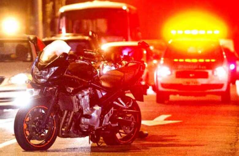 Sargento do Corpo de Bombeiros foi cercado por bandidos na BR-463, em Ponta Porã e teve a sua motocicleta roubada