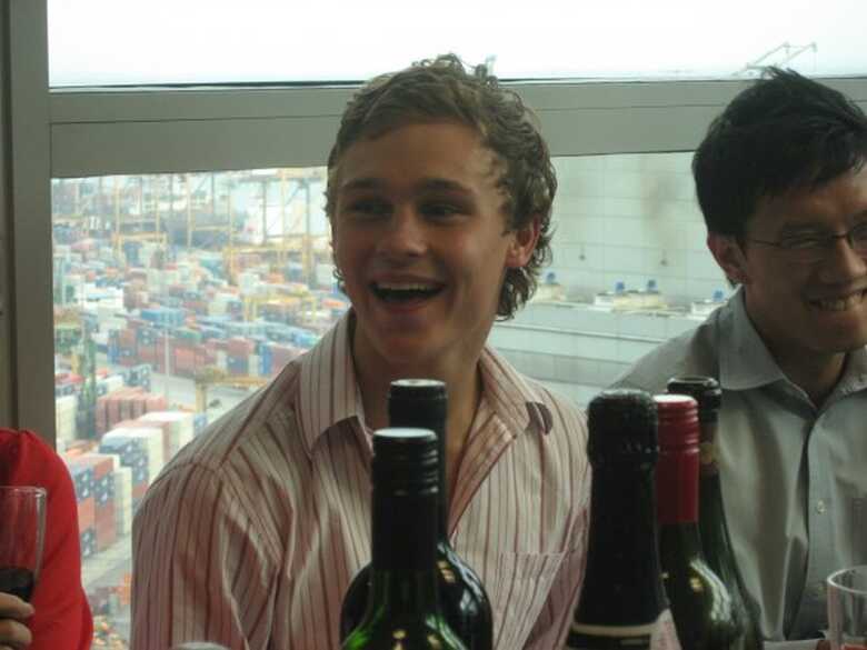 Ex-jogador de rúgbi Sam Ballard, de 28 anos ficou 420 dias em coma e teve o corpo paralisado antes da morte