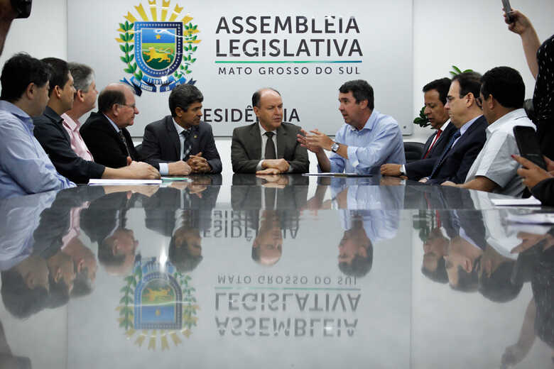 Eduardo Riedel foi recebido pelo presidente da Casa de Leis, Junior Mochi, e alguns parlamentares