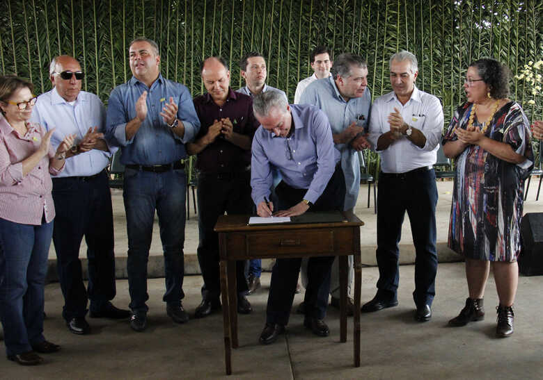 Presidente Michel Temer, ao lado do governador Reinaldo Azambuja, assinou em 2017, na Caiman, o decreto que regulamenta a conversão de multas.