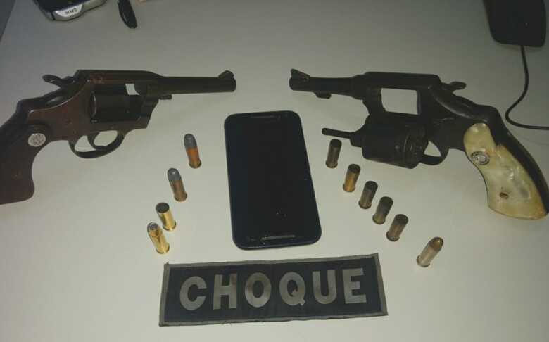 As armas usadas pelos suspeitos e um celular foram apreendidos