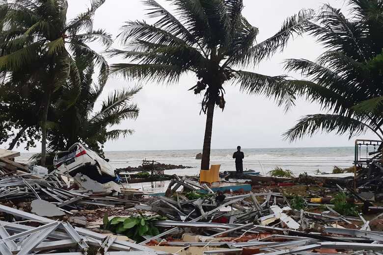 Pessoas ficaram feridas após o tsunami e até o momento 30 estão desaparecidas