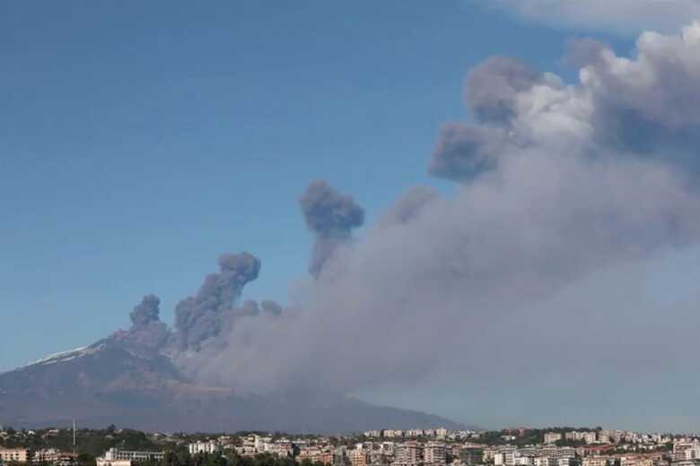 Vulcão intensificou e entrou em plena erupção há quatro dias