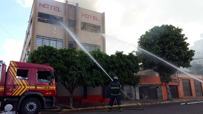 Hotel Nacional, ao lado da antiga rodoviária de Campo Grande, em chamas nesta tarde