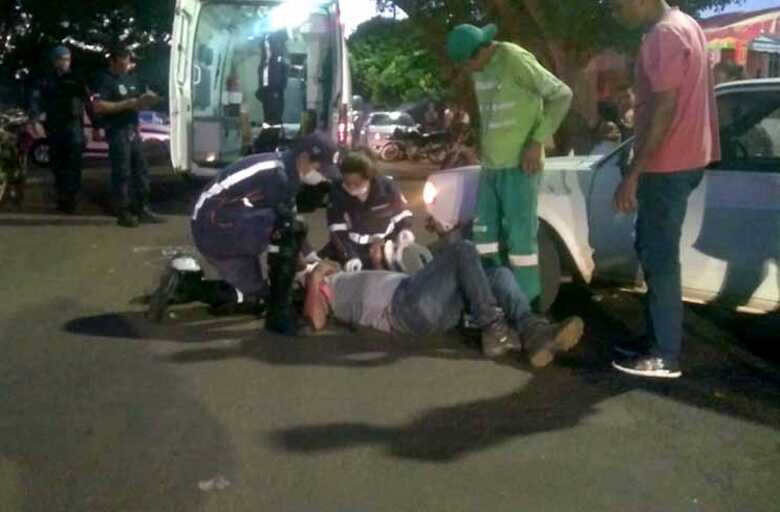 Acidente entre carro e moto em frente ao Parque Ayrton Senna deixa homem com fratura exposta na perna