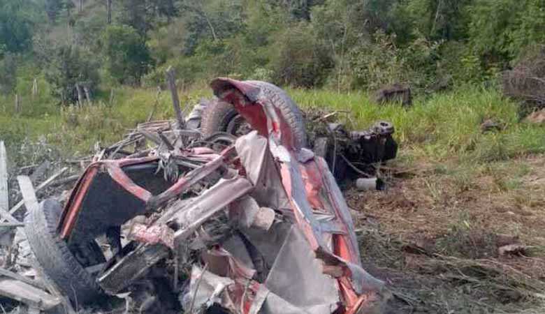 Com o impacto do acidente, o veículo ficou totalmente destruído e o caminhoneiro foi arremessado para fora da cabine