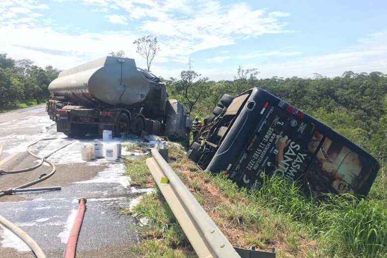 Acidente envolvendo um caminhão tanque, carregado com óleo diesel e um ônibus particular; uma pessoa morreu