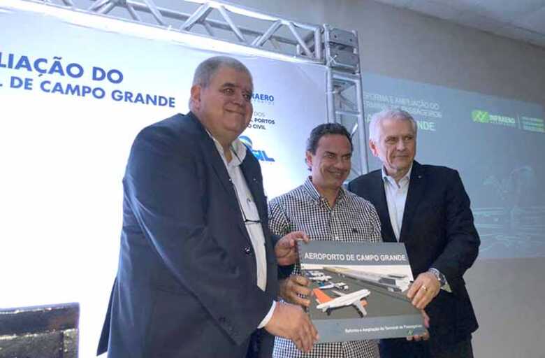 O ministro Carlos Marun, o prefeito Marquinhos Trad e o presidente da Infraero, Antônio Claret