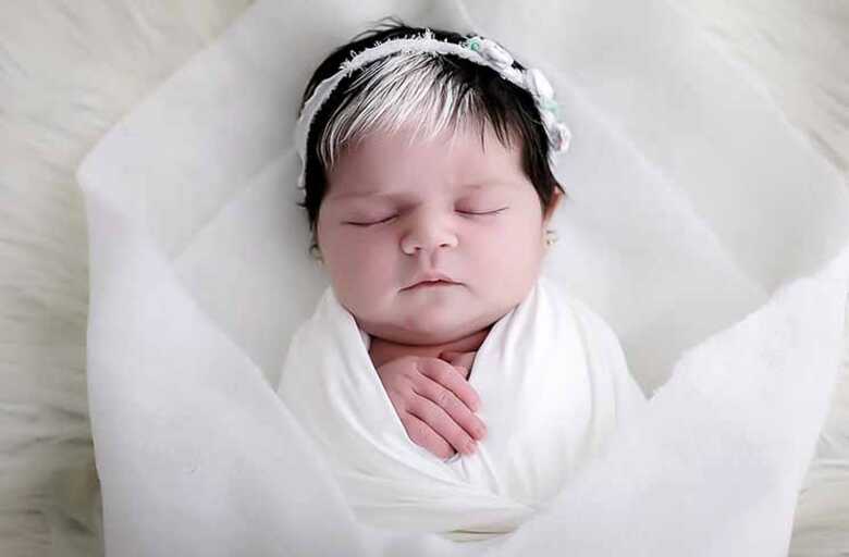 Bebê Mayah Aziz Oliveira que, como a mãe, tem uma mecha branca nos cabelos