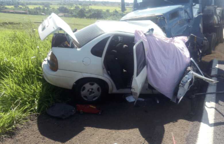 O Corsa bateu de frente com uma carreta que estava carregada de milho