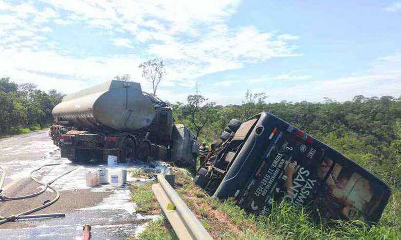 O motorista de um dos ônibus morreu na hora