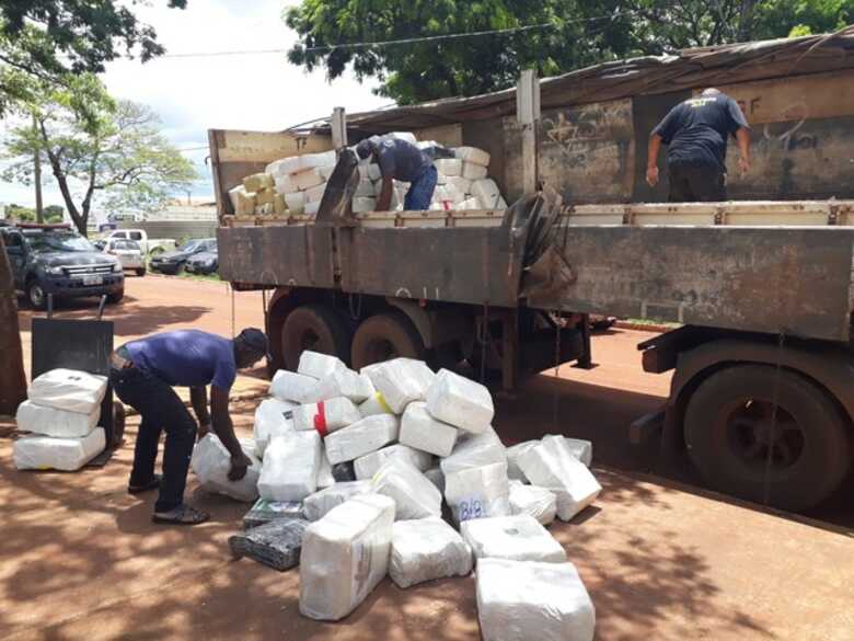 O condutor esclareceu para os policiais que buscou a droga em Ponta Porã e receberia o veículo como pagamento pelo transporte