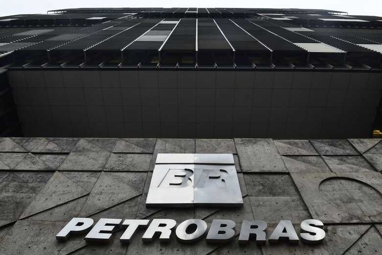 Polícia Federal investiga o pagamento de pelo menos US$ 31 milhões em propinas para operadores e então funcionários da Petrobras