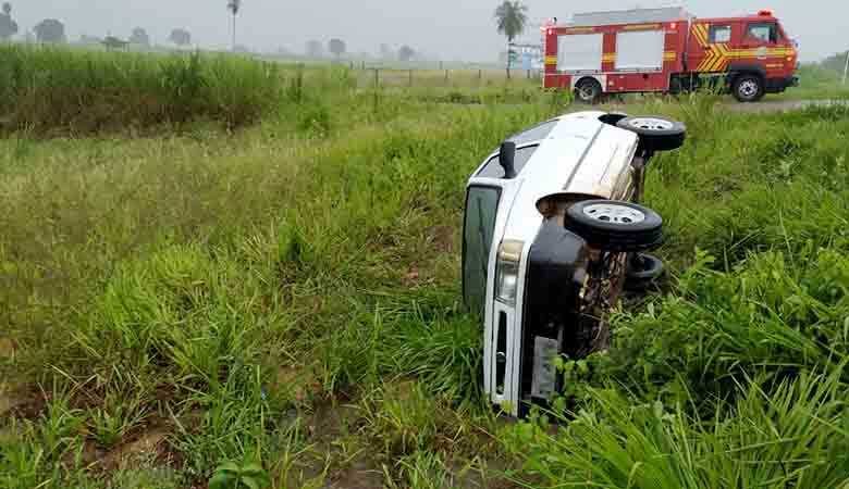 Sem ferimentos, o veículo foi desvirado e o motorista seguiu viagem