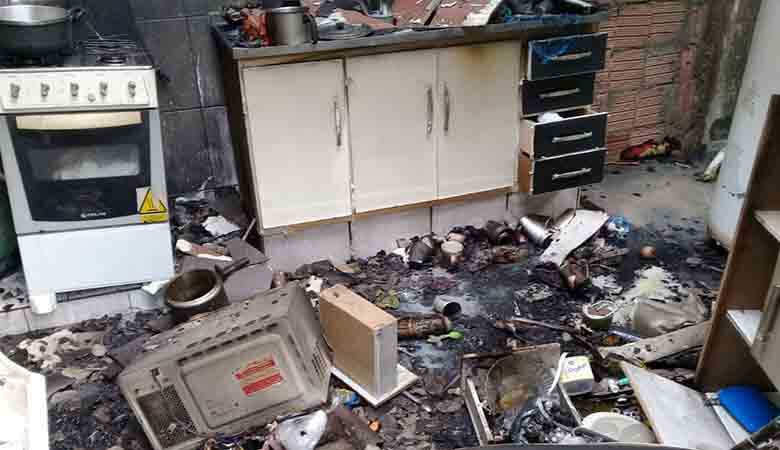 Todos os móveis, documentos pessoais e uma moto Honda CG Fan foram queimados durante o incêndio