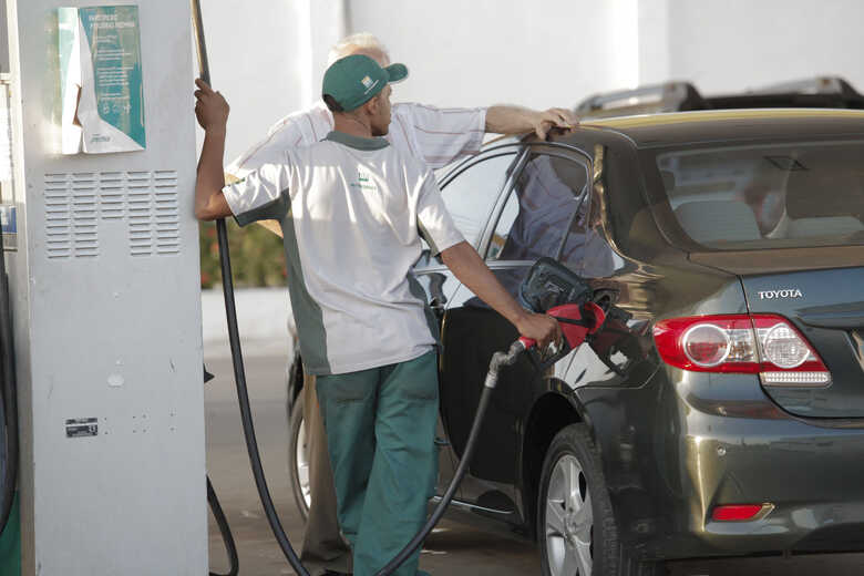 O material vinha nos tanques de veículos bolivianos e eram retirados para o comércio