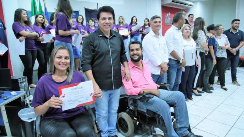 Professor Marcos Rogério e os formandos do curso de barbeiro no recebimento do certificado