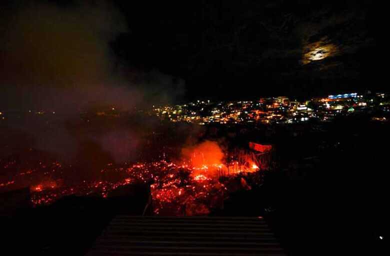 O incêndio atingiu residências no bairro Educandos na comunidade denominada favela do Bodozal