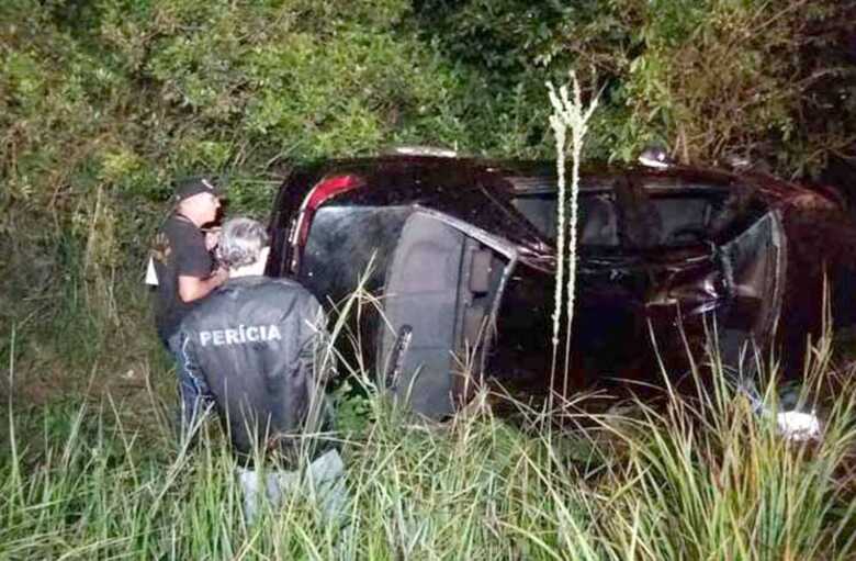 O carro foi encontrado em uma ribanceira; perícia investiga as causas do acidente