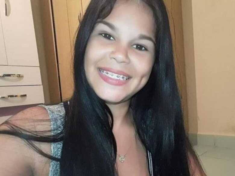 Larissa Gomes de Souza, de 23 anos foi encontrada morta pelo próprio filho, de 4 anos, enforcada com um cabo de antena