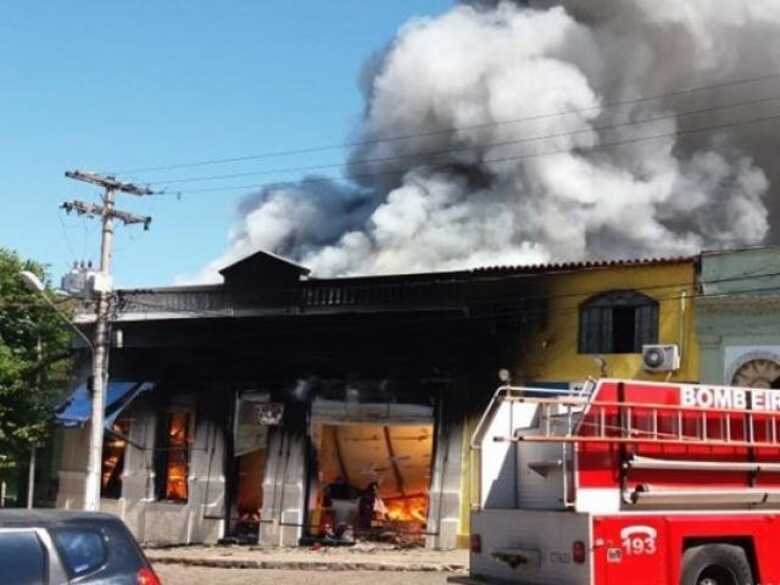 Depois de 8h de trabalho e aproximadamente 90 mil litros de água, fogo é contido e loja totalmente destruída