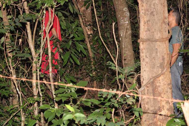 O jovem foi encontrado pendurado através de uma corda em um galho de árvore