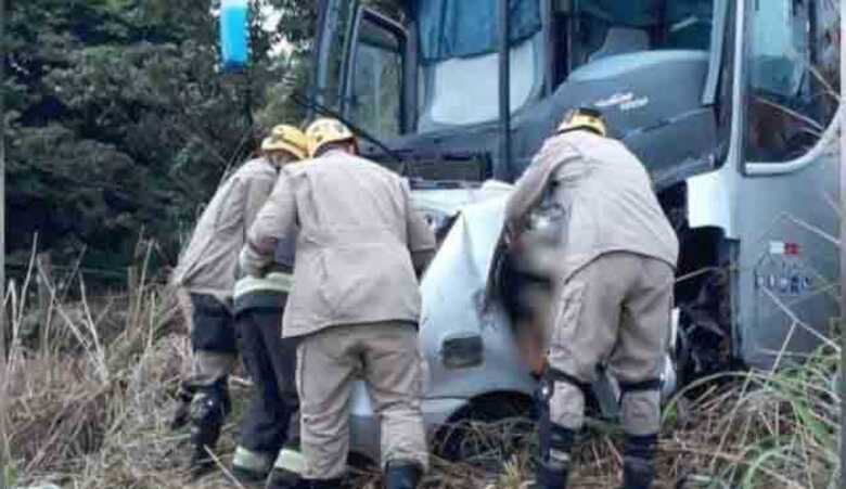 Ambos os veículos saíram da pista, vitimando os cinco ocupantes do carro e deixando o motorista do segundo veículo ferido