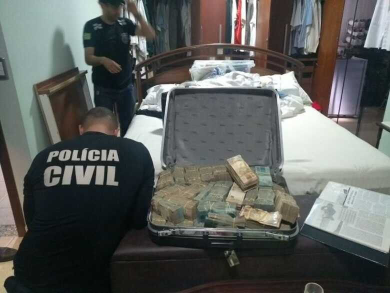 Polícia de Goiás contabiliza R$ 1,2 milhão encontrados em mala de João de Deus